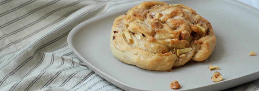 zimtschnecke_mit_apfel_und_nüssen_cinnamon_bun