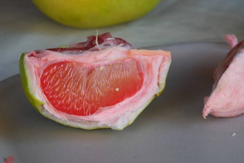 Ein Stück Pomelo