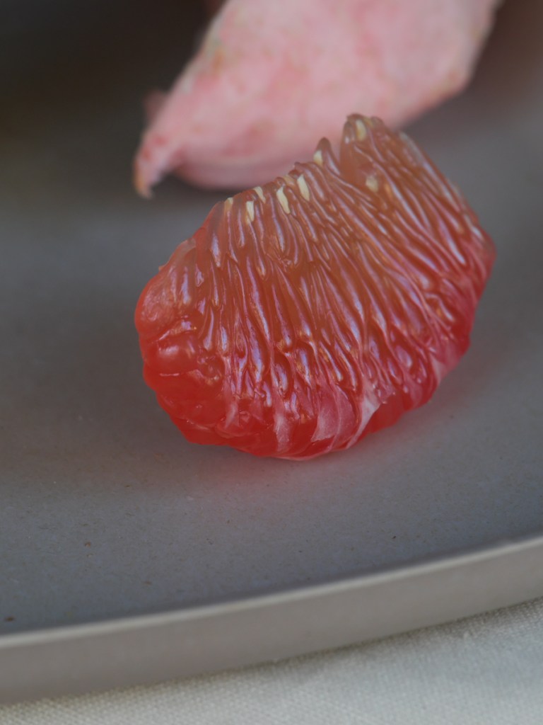 Ein Stück Pomelo