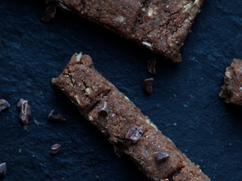 Schokoriegel aus Hafer, Datteln und Kakao